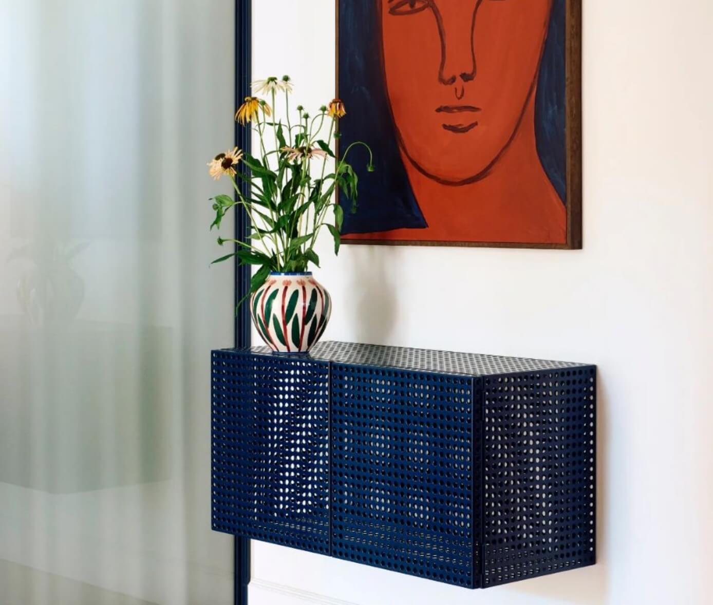Credenza sospesa in metallo perforato colorato di Hay